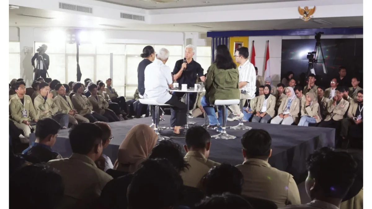 Soal Partainya Tak Kunjung Keluarkan Surat Pemecatan Jokowi Sebagai Kader, Ganjar Pranowo: Dipecat Saja Diskusi seru bareng @BocorAlusPol dan teman-teman mahasiswa di UGM dengan tema \'Begal Konstitusi Demi Dinast