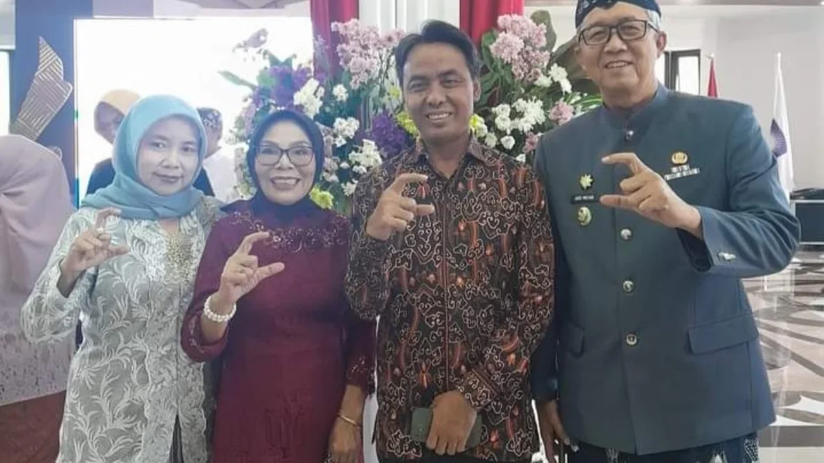 Hari Jadi ke-79 Jawa Barat, Lili Eliyah: Pentingnya Pemerataan Setiap Kebijakan Pembangunan Anggota DPRD Jawa Barat, Lili Eliyah SH MM bersama Pj Walikota Cirebon H Agus Mulyadi dan Ketua DPRD Kota Cire