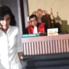 8 Tahun Jalani Hukuman, Begini Perjalanan Kasus 'Kopi Sianida' Jessica Wongso, Hari Ini Dijadwalkan Bebas Terdakwa kasus pembunuhan Wayan Mirna Salihin, Jessica Kumala Wongso, memasuki ruangan untuk menjalani sidang