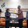 Pemkot Salatiga Sosialisasi Bahaya Rokok Ilegal Melalui Giat Kesenian Penyerahan hadiah kepada pemenang Lomba Jingle Salatiga Gempur Rokok Ilegal oleh Sekretaris Daerah Kota Salati