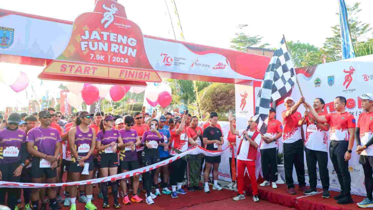 Jateng Fun Run 7,9 Kilometer Digelar di Salatiga, Lebih 2.000 Pelari Ramaikan Hari Jadi ke-79 Provinsi Jateng Pj Gubernur Jateng Nana Sudjana didampingi Sekda Jateng Sumarno melepas peserta Jateng Fun Run 7,9 Km dari hal