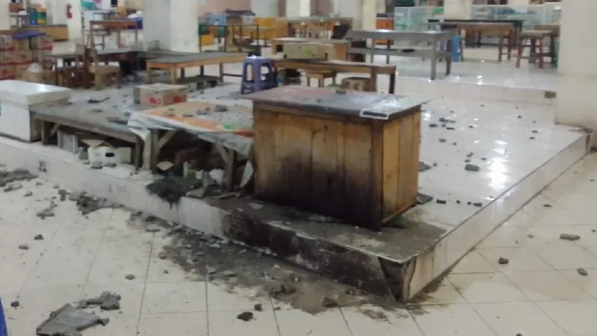 Badan Geologi Kementerian ESDM: Tidak Ada Dampak Keretakan Tanah di Yogyakarta Usai Diguncang Gempa M5,8 Sejumlah genting di Pasar Induk Prambanan berjatuhan saat terjadi gempa di Jogja, Senin (26/8 - 2024) malam. (