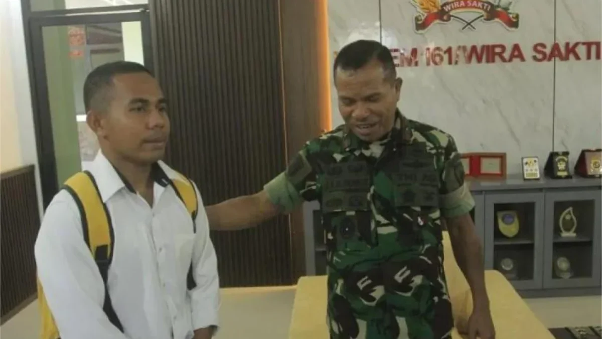 Danrem 161/Wirasakti Kupang Ungkap Siap Bina Joni Agar Lolos Seleksi Jadi Prajurit TNI Komandan Korem 161/Wirasakti Kupang Brigjen Joao Xavier Barreto Nunes saat bertemu Joni di Makorem 161/Wirasak