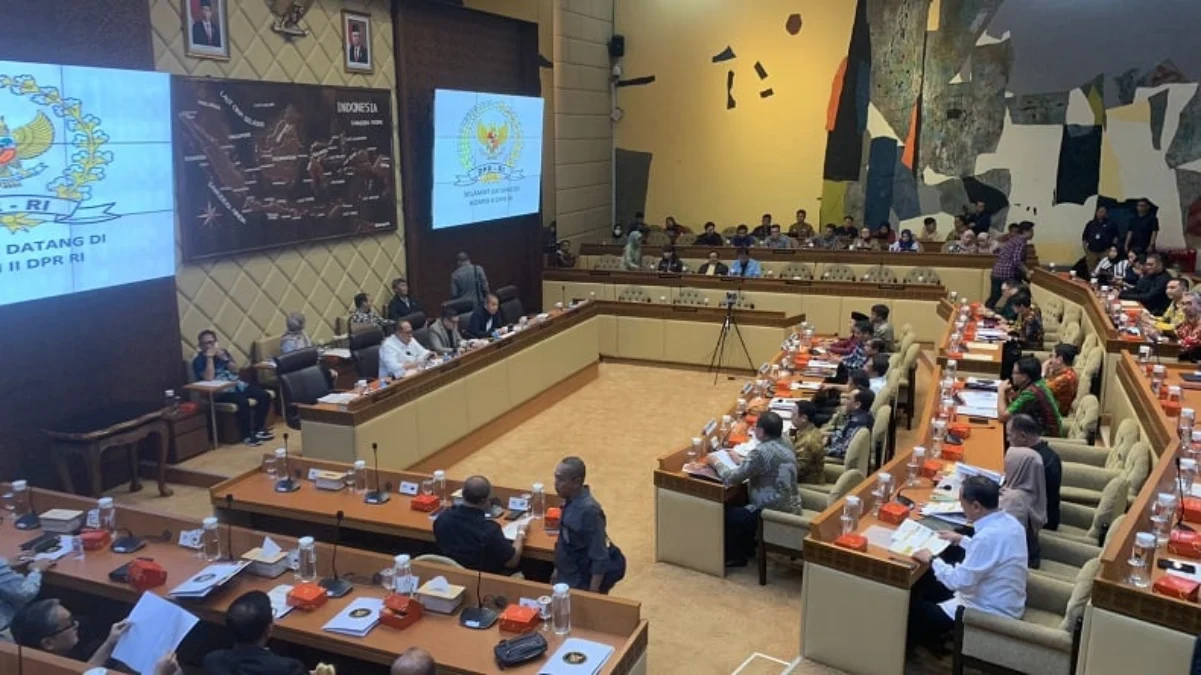 Komisi II DPR Ketok Persetujuan Perubahan PKPU Nomor 8 2024, Berikut Isi Perubahan yang Disetujui Berikut perubahan pasal PKPU pilkada yang memuat putusan MK dan disetujui Komisi II DPR. (Foto: Jonathan Siman