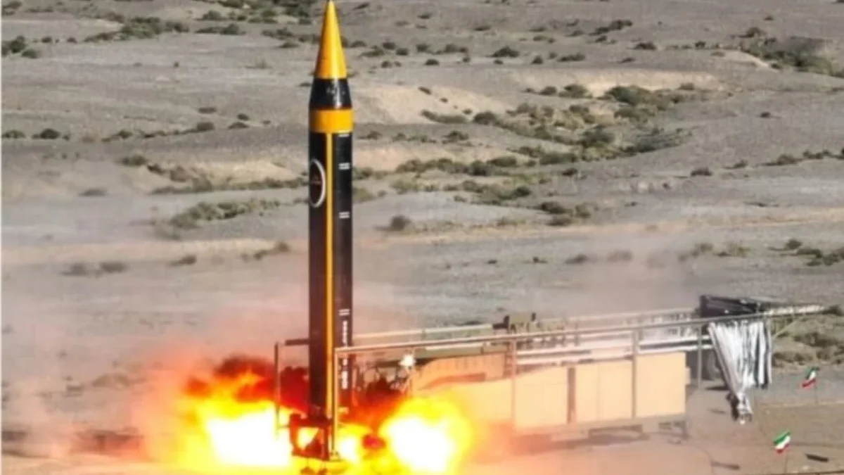 Laporan The Wall Street Journal: Iran Siap Serangan ke Israel, Indikasi Pergerakan Sistem Rudal lustrasi: Gambar uji coba rudal balistik Khorramshahr pada 25 Mei 2023. (Foto: Kementerian Pertahanan Iran)