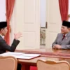 Presiden Terpilih 2024: Prabowo dan Jokowi Sudah Retak, Di Mana Retaknya? Selalu Adu Domba Presiden Jokowi dan Menhan Prabowo duduk satu meja. (tangkapan layar)