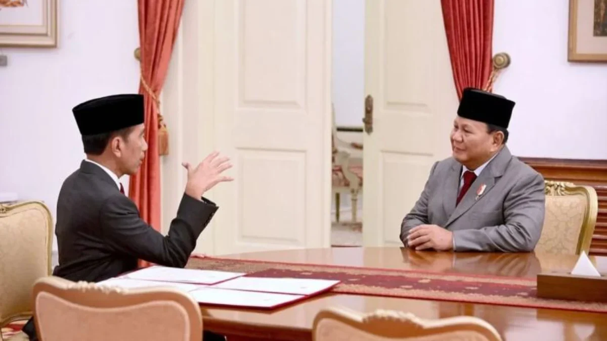 Presiden Terpilih 2024: Prabowo dan Jokowi Sudah Retak, Di Mana Retaknya? Selalu Adu Domba Presiden Jokowi dan Menhan Prabowo duduk satu meja. (tangkapan layar)