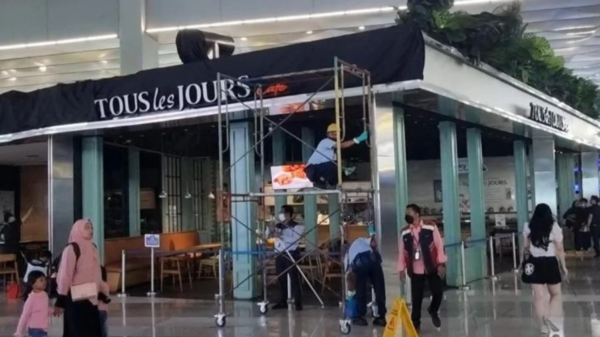 Polisi Selidiki Penyebab Kebakaran di Kafe Tour Les Jours di Terminal 3 Keberangkatan Bandara Soetta Kondisi terkini kafe Tous les Jours di Terminal 3 Bandara Soekarno-Hatta yang terbakar pada 1 September 2024.