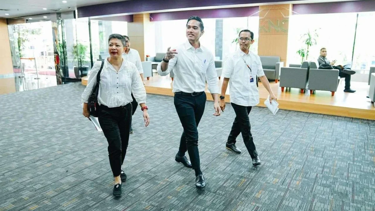 Kaesang Pangarep Kemeja Putih Bercelana Hitam Datangi KPK Klarifikasi Sejumlah Laporan Ketua umum Partai Solidaritas Indonesia (PSI) Kaesang Pangareb (tengah) mendatangi gedung KPK, Selasa (17/9/20