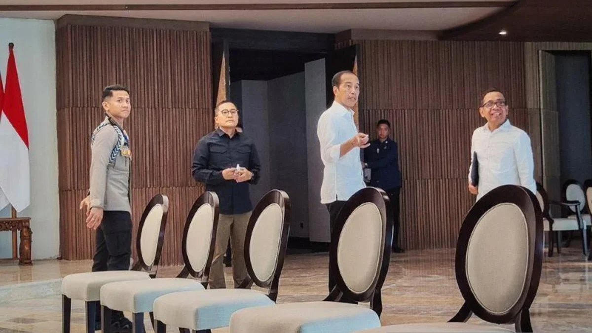 Presiden Joko Widodo (tengah) bersama Menteri Sekretaris Negara (Mensesneg) Pratikno (kanan) meninjau salah sa