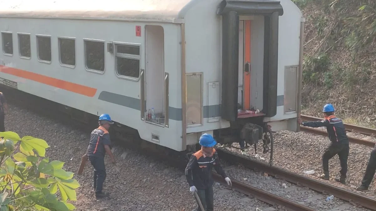 KAI Daop 2 Benarkan KA Commuter Line Walahar Ekonomi Purwakarta-Cikarang Anjlok Proses evakuasi gerbong pembangkit KA Commuter Line Walahar Ekonomi (KA 317) relasi Purwakarta-Cikarang di Pur