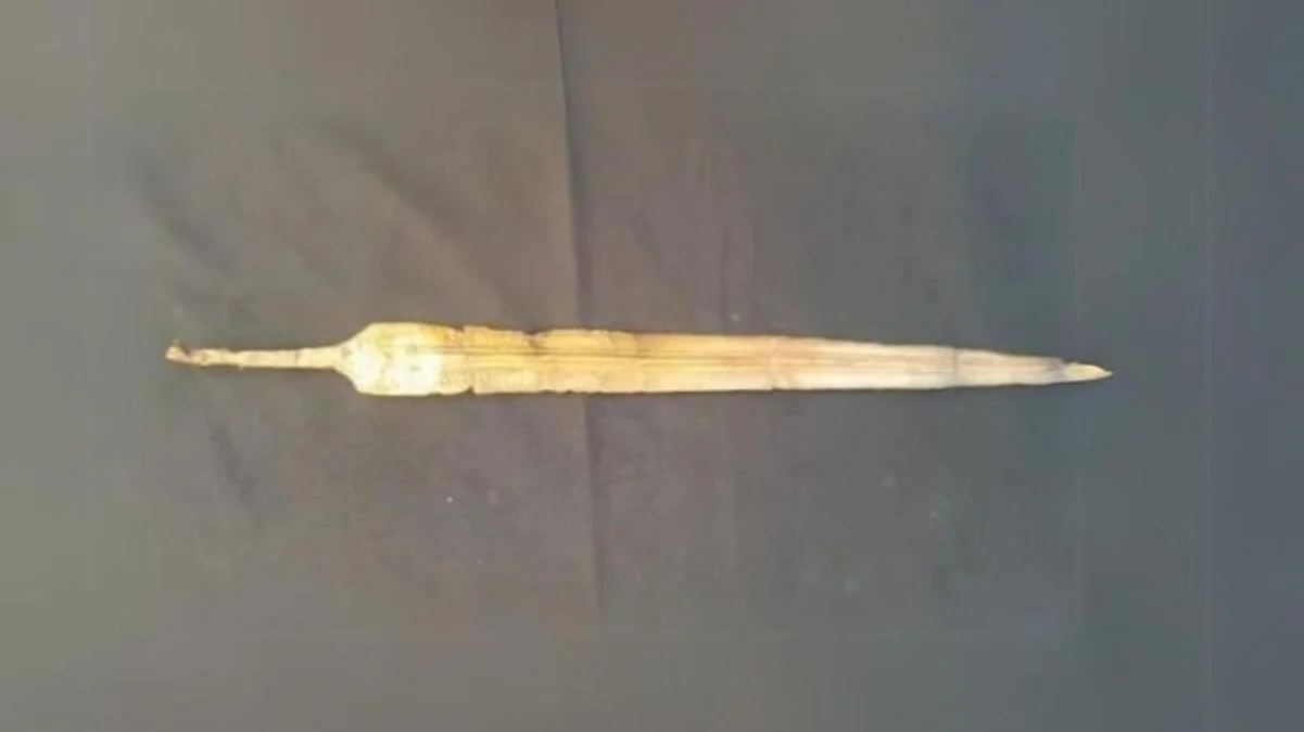 Arkeolog Mesir Temukan Pedang Perunggu Bertanda Firaun Ramses II yang Terkubur 3.000 Tahun Pedang perunggu bertanda Firaun Ramses II. Dok: Kementerian Pariwisata dan Purbakala Mesir)