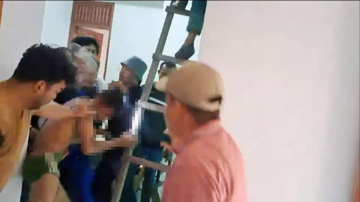 Terduga Pembunuh Penjual Gorengan Ditangkap Saat Bersembunyi di Loteng Rumah Warga, Beredar Video Penangkapan Tersangka pembunuhan Nia Kurnia Sari (18) berinisial IS ditangkap di salah satu kampung sekitar TKP di Padangp