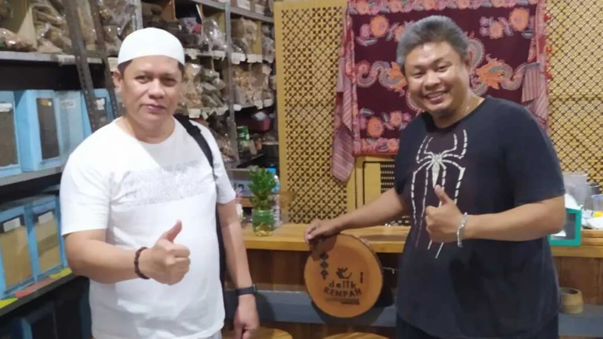 Patih Sepuh Kraton Kasepuhan Kenalkan Minuman Herbal Berbahan Rempah, Bisa Tingkatkan Imunitas Tubuh Patih Sepuh Keraton Kasepuhan Pangeran Raja Goemelar Soeryadiningrat bersama delik rempah Lie ce kuang di jala