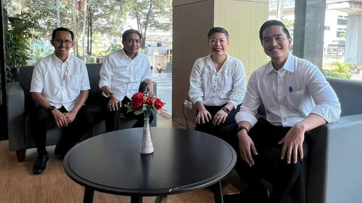 Laporan Media Asing Soroti Kaesang Pangarep Terkait Penggunaan Jet Pribadi Ketua Umum Partai Solidaritas Indonesia (PSI), Kaesang Pangarep tiba di Gedung lama Komisi Pemberantasan Korup