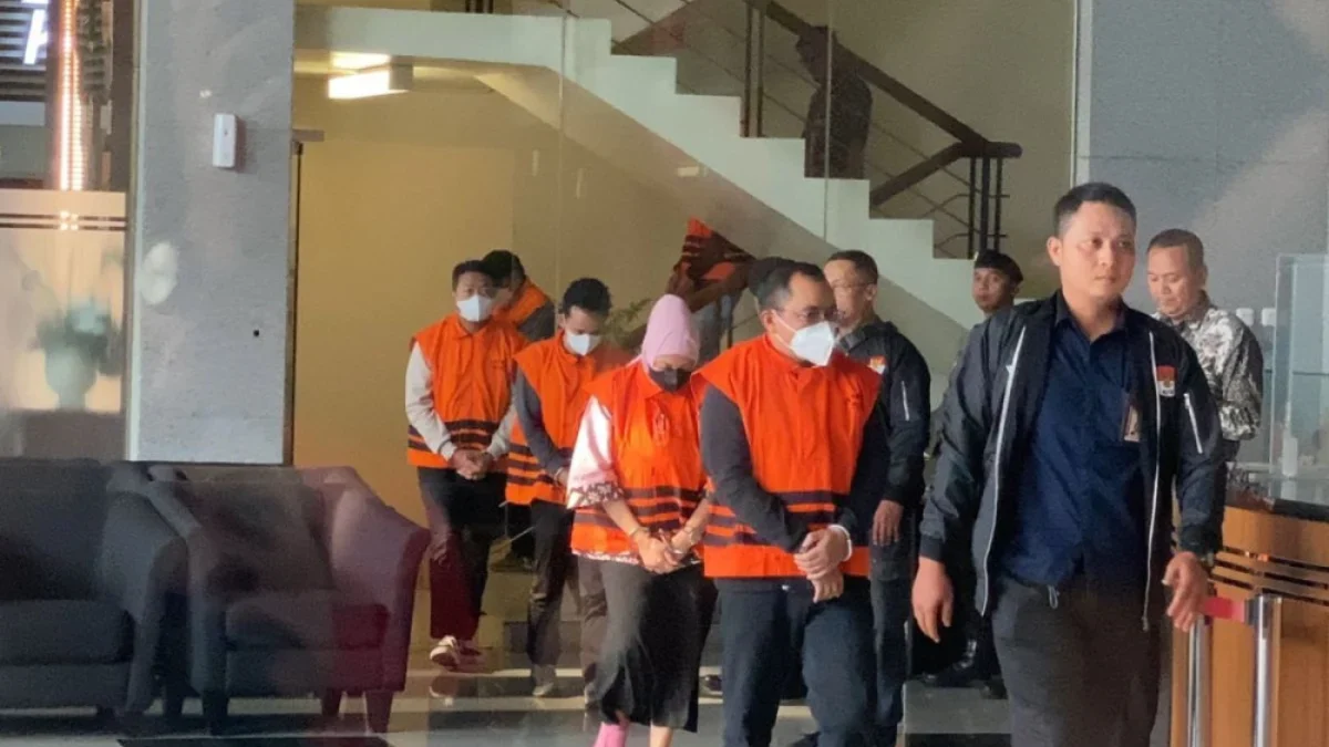 KPK Ungkap Peran 7 Tersangka Kasus Korupsi Dana APBD Pemprov Kalsel 2024 Para tersangka yang terjaring OTT KPK di Kalsel, tiba di KPK Jakarta.