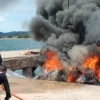 Polda Malut Minta Masyarakat Tidak Berspekulasi Soal Insiden Terbakarnya Kapal Cepat yang Tewaskan Benny Laos Petugas kepolisian bersama warga berusaha memadamkan api yang membakar speedboat milik Calon Gubernur Maluku U