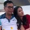 Sosok Benny Laos, Calon Gubernur Maluku Utara yang Tewas dalam Kebakaran Saat Mengisi BBM Almarhum mendiang Benny Laos saat bersama istrinya Sherly Tjoanda semasa sebelum meninggal dunia. ANTARA/Abdul