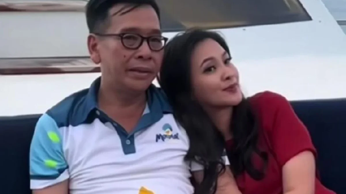 Sosok Benny Laos, Calon Gubernur Maluku Utara yang Tewas dalam Kebakaran Saat Mengisi BBM Almarhum mendiang Benny Laos saat bersama istrinya Sherly Tjoanda semasa sebelum meninggal dunia. ANTARA/Abdul