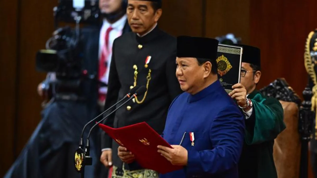 Presiden Prabowo Subianto: Cukupi Kebutuhan Energi Nasional Presiden Prabowo Subianto (kanan) dengan disaksikan Presiden keenam RI Joko Widodo (kiri) mengucapkan sumpah j