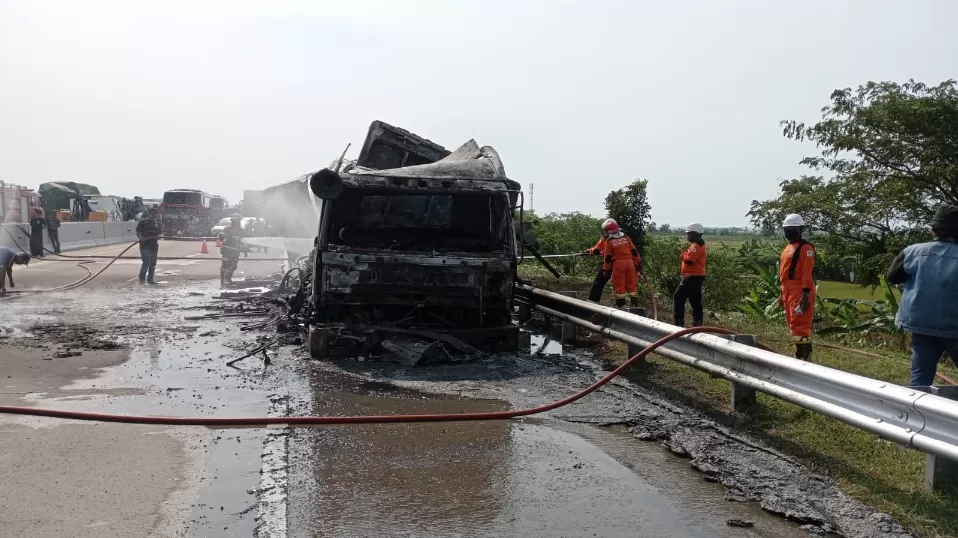 Polisi Evakuasi Truk Bermuatan Plastik Terbakar di KM358A Tol Batang-Semarang Tim gabungan petugas Damkar melakukan proses pemadaman truk kontainer yang terbakar di Jalur Tol KM 359 Semara