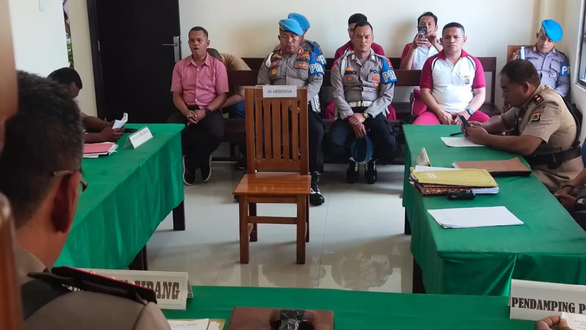 Polda NTT Tegas PTDH Terhadap Ipda Rudy Soik Tidak Terkait Mafia BBM di Kupang Suasana sidang Kode Etik Profesi Polri dengan terduga pelanggar IPDA Rudy Soik di ruang Direktorat Tahti Lanta