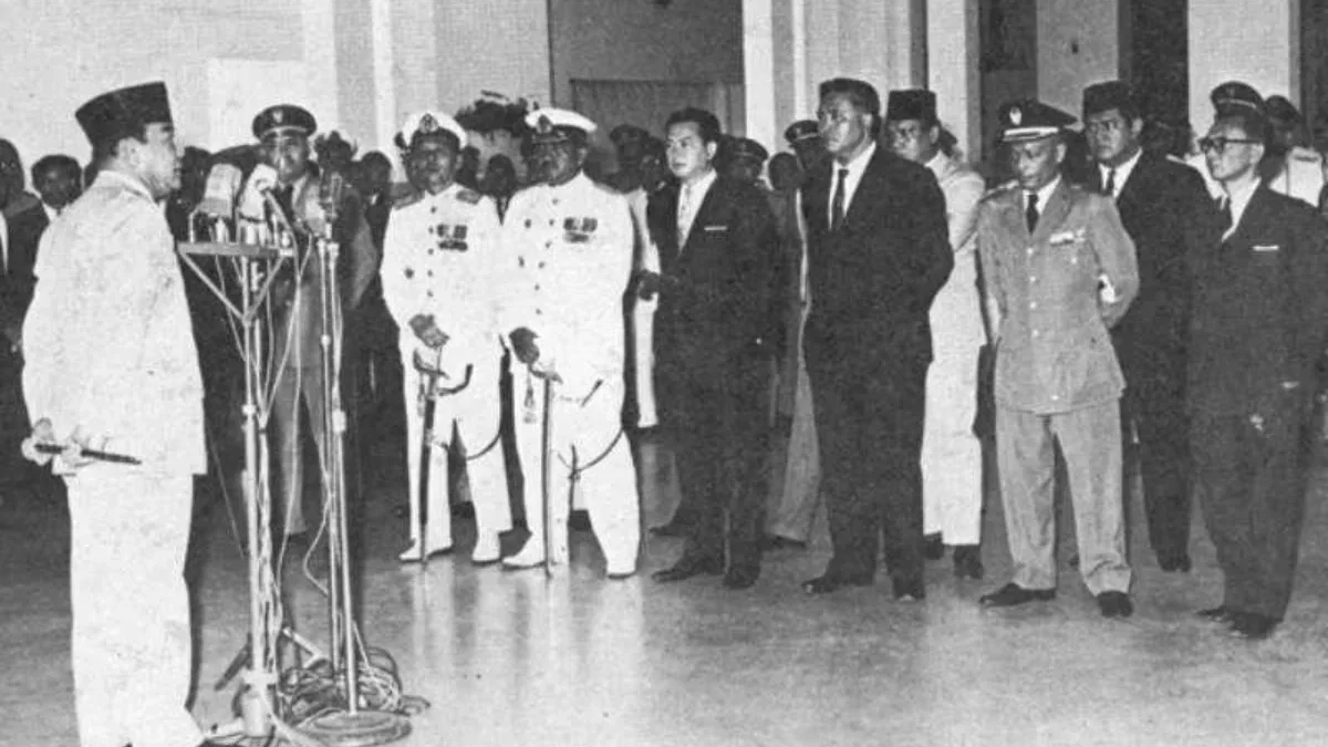 Postur Kabinet Prabowo jadi Sorotan Publik, Orde Lama Pernah Alami Kabinet Gemuk: Kabinet 100 Menteri Pelantikan Kabinet Dwikora II oleh Presiden Sukarno, 24 Februari 1966. (http://civitasbook.com)