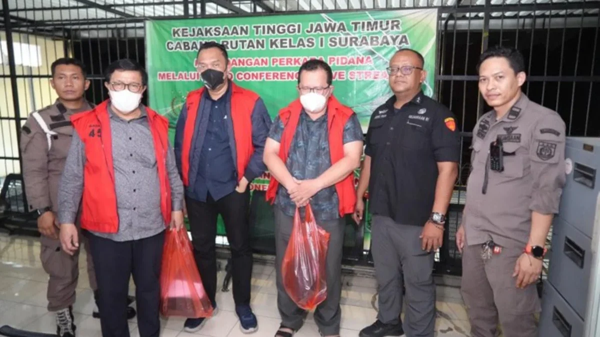 Ringkasan Lengkap Awal Kasus Ronald Tannur hingga 3 Hakim PN Surabaya Terjaring OTT Kejagung 3 hakim PN Surabaya ditahan di Kejati Jatim setelah terjaring OTT kasus vonis bebas Ronald Tannur (Foto: Dok.