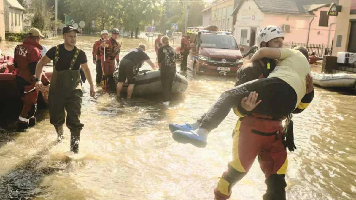 Kupas Alasan Cuaca Ekstrem dari Sisi Ilmu Pengetahuan Penanganan bencana akibat hujan ekstrem. (Bloomberg)