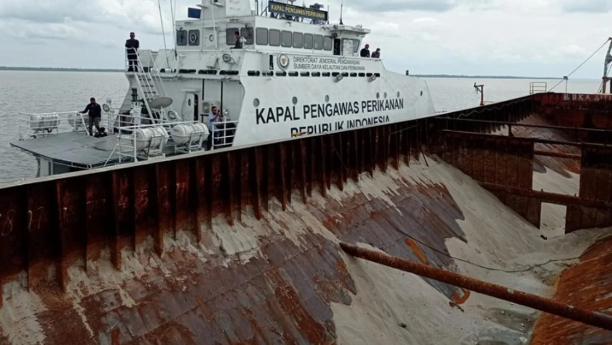KKP Tangkap 2 Kapal Keruk Pasir Laut di Perairan Batam, Ini Kronologinya Foto: Kementerian Kelautan dan Perikanan menangkap kapal angkut pengeruk pasir laut diduga ilegal di Pulau Rup