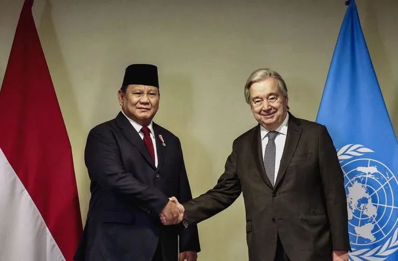 Pertemuan Presiden Prabowo Subianto-Sekjen PBB Antonio Guterres Tuai Pujian Presiden Prabowo Subianto berjabat tangan dengan Sekjen PBB Antonio Guterres.(Instagram/PresidenRepublikIndone