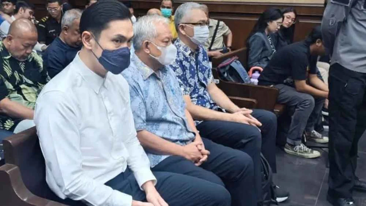 Saksi Fakta Kasus Korupsi Timah: Kemitraan PT Timah dan Perusahaan Swasta Selamatkan Warga Bangka Belitung Tiga terdakwa, yakni Harvey Moeis selaku perpanjangan tangan PT RBT (kiri), Suparta selaku Direktur Utama PT R