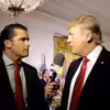 Calon Menteri Pertahanan Kabinet Trump, Pro Israel Pengkritik Iran, Siapa Pete Hegseth? Pete Hegseth mewawancarai Donal Trump, saat menjabat sebagai presiden AS, di Gedung Putih, Washington, pada 6