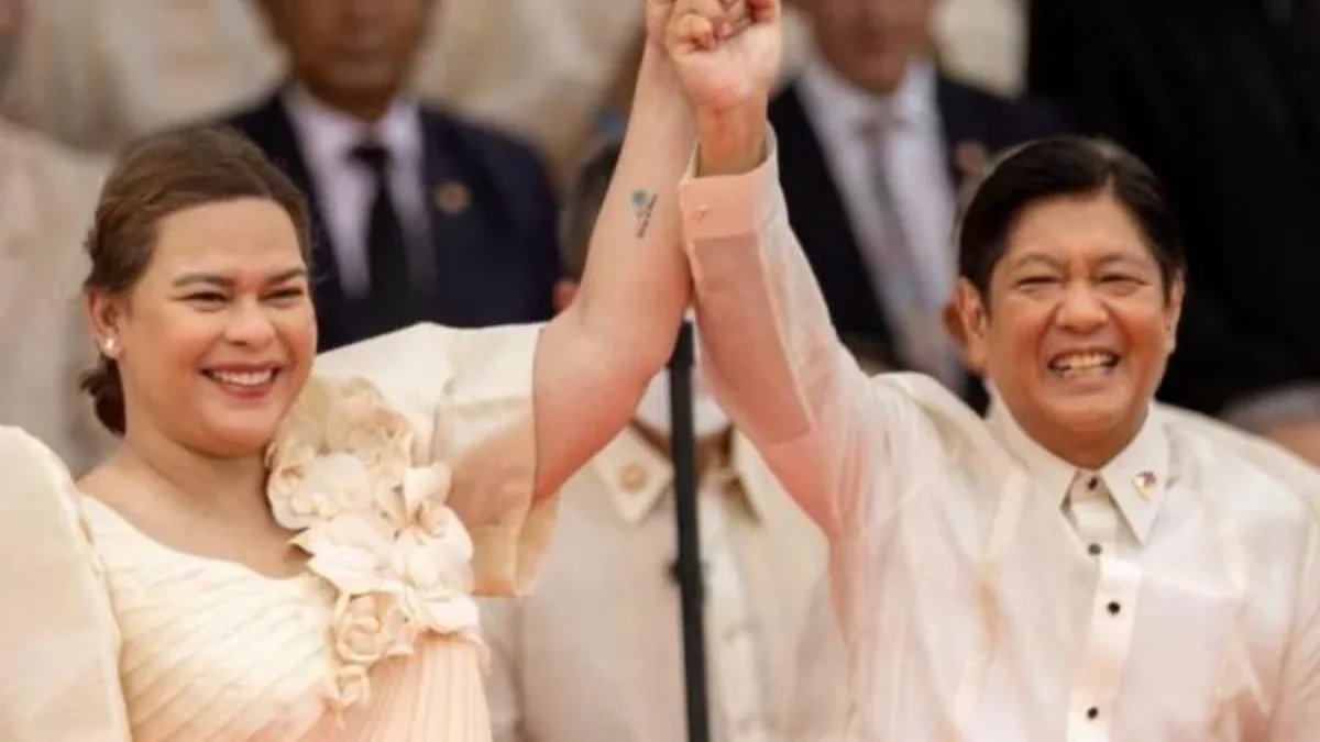 Tanggapan Presiden Filipina Ferdinand Marcos Jr Soal Ancaman Pembunuhan dari Wapres Sara Duterte Wakil Presiden yang baru terpilih, Sara Duterte, mengangkat tangan Presiden Ferdinand Marcos Jr., saat pelanti
