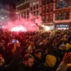 Penggemar Maccabi Tel Aviv menggelar demonstrasi pro-Israel di Dam Square, menyalakan suar dan meneriakkan slo