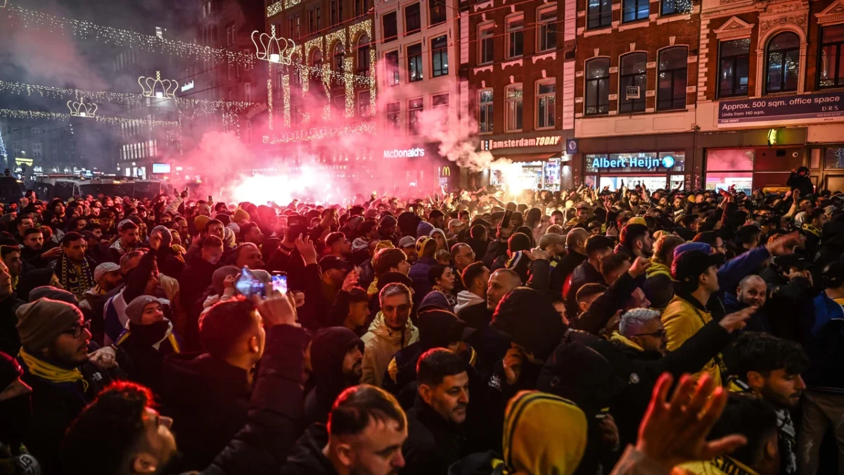 Penggemar Maccabi Tel Aviv menggelar demonstrasi pro-Israel di Dam Square, menyalakan suar dan meneriakkan slo