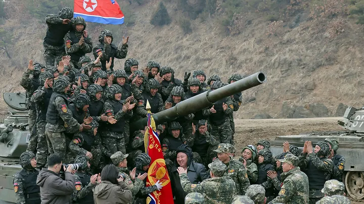 Fakta Keterlibatan Korea Utara dengan Rusia Perang Melawan Ukraina Pemimpin Korea Utara Kim Jong Un, tengah, bertemu dengan tentara yang mengikuti pelatihan di Korea Utara pada