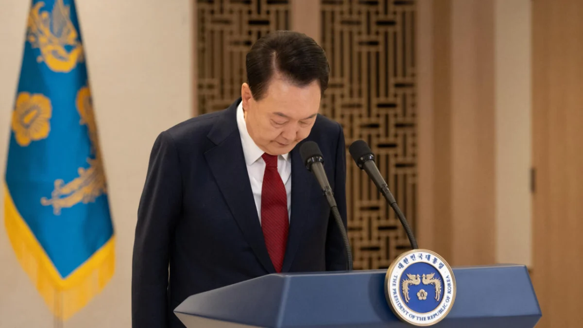 Unit Investigasi Gabungan Korea Selatan Ajukan Surat Perintah Penangkapan Presiden Yoon Suk-yeol Foto yang diambil pada 12 Desember 2024 ini memperlihatkan presiden Korea Yoon Suk Yeol di kantor kepresidenan