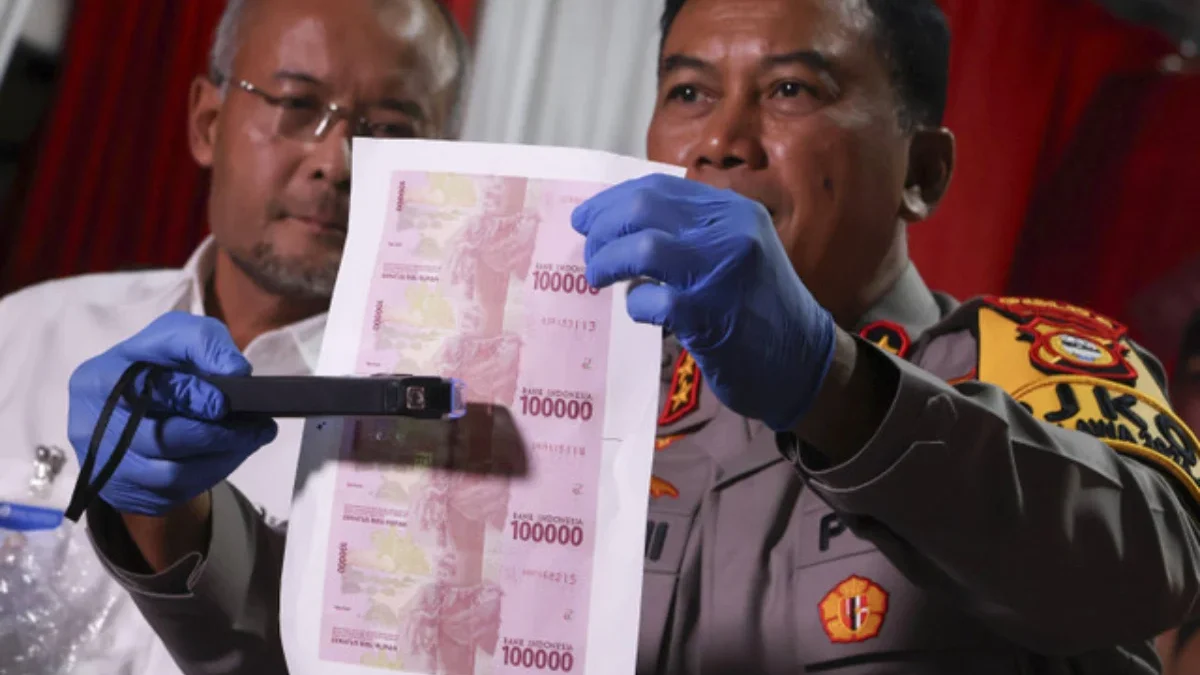 Rp446.700.000 dengan Pecahan Rp100 Ribu Terbaru Diamankan dari Kasus Upal di UIN Alauddin Makassar Kapolda Sulawesi Selatan Irjen Pol Yudhiawan (kanan) mengecek barang bukti uang palsu menggunakan detektor mat