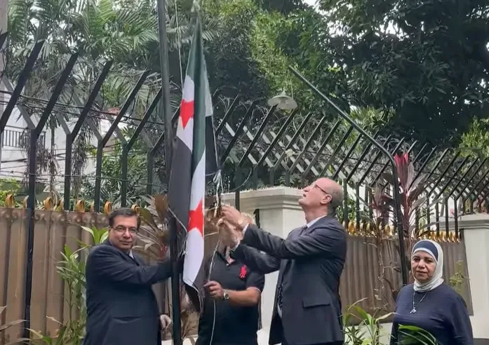 Kedutaan Suriah untuk Indonesia Kabarkan Penggantian Bendera, Ini Penjelasannya pejabat di Kedubes Suriah mengibarkan bendera baru mereka.(Tangkapan layar media sosial Kedubes Suriah di Jaka