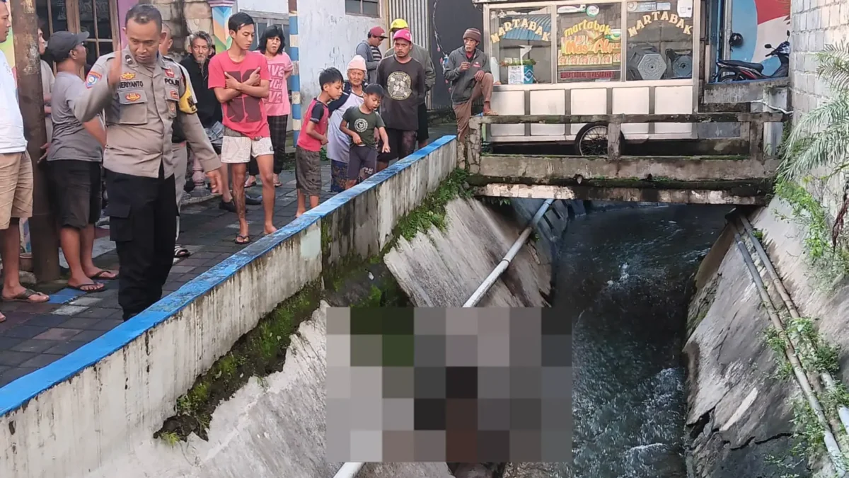 Petugas melakukan olah TKP penemuan orang meninggal di Jalan Sonotirto Salatiga, Senin (23/12/2024) (IST)