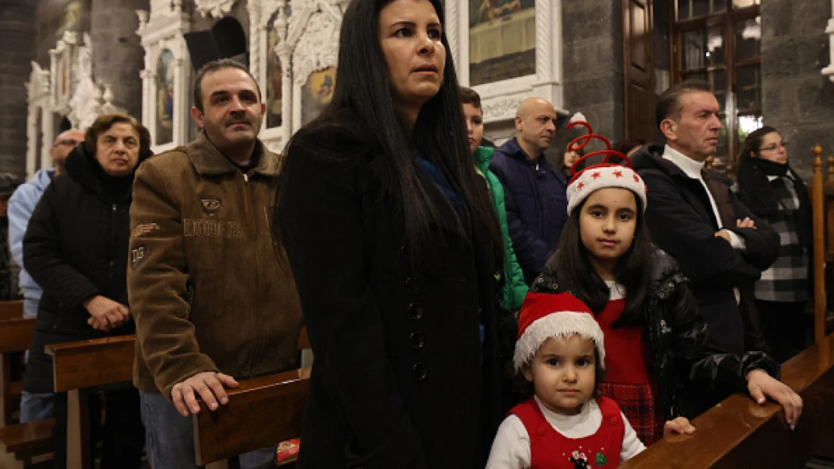 Perayaan Natal di Kota Tua Damaskus Pertama Sejak Penggulingan Assad Ratusan orang berkumpul untuk misa, yang biasanya diadakan pada Malam Natal, yang pertama sejak penggulingan r