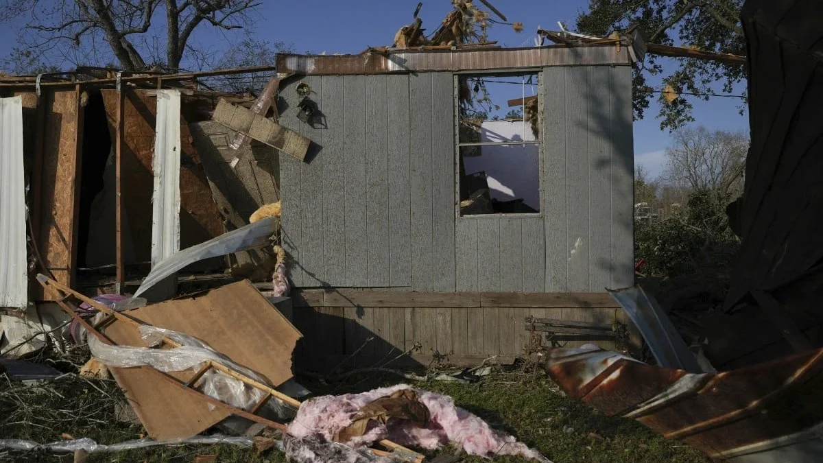 Tornado Mematikan, 7.000 Penerbangan di Amerika Serikat Ditunda 200 Dibatalkan Sebuah rumah mobil rusak akibat tornado yang melanda Katy, Texas pada hari Sabtu. Foto: AP