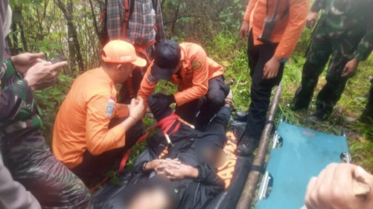 Sempat Dikabarkan Hilang, 2 Pendaki Tersesat di Gunung Agung Bali Ditemukan Selamat Tim SAR evakuasi pendaki gunung yang tersesat selama dua hari di areal Gunung Agung Bali