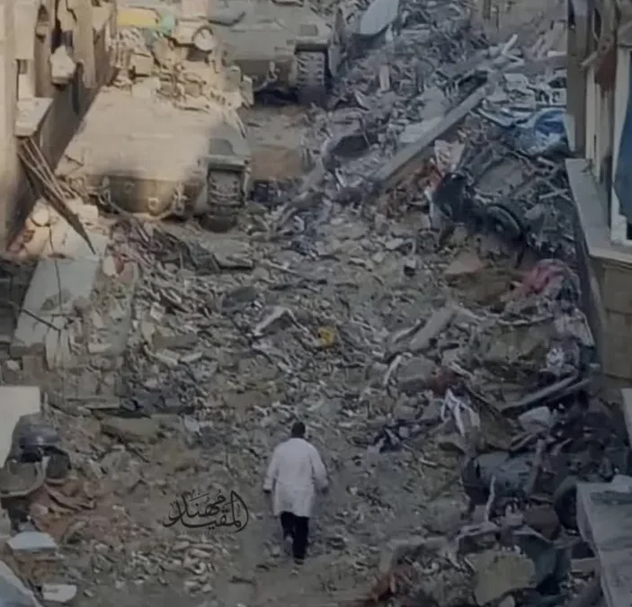 dr. Hussam Abu Safia berjalan menuju tank Israel/tangkapan layar Instagram @muhannad_almuqayed