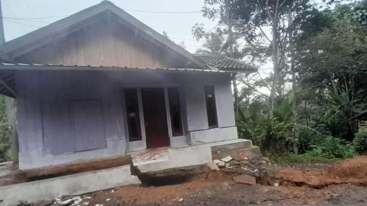 Bencana Hidrometeorologi di Cianjur Selatan: 3.098 Rumah Rusak 1.309 KK dari 4.061 Jiwa Mengungsi Kerusakan rumah di Kecamatan Takokak, Cianjur, Jawa Barat, akibat pergerakan tanah terus bertamabah sehingga p