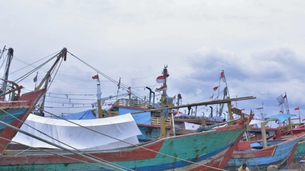 Diterjang ombak tinggi akibat cuaca ekstrem membuat para nelayan menghentikan sementara pelayaran--Instagram/k