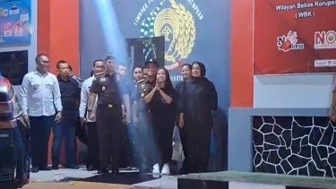 Mary Jane Pulang: Terima Kasih Bapak Presiden Prabowo, Menteri Yusril, Rakyat Indonesia, Tuhan Memberkati Terpidana mati kasus penyelundupan narkoba Mary Jane Veloso, menyapa wartawan saat keluar dari Lembaga Pemasya