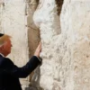 Donald Trump, meletakkan catatan di antara batu-batu besar Tembok Ratapan saat kunjungan pertamanya ke Yerusal