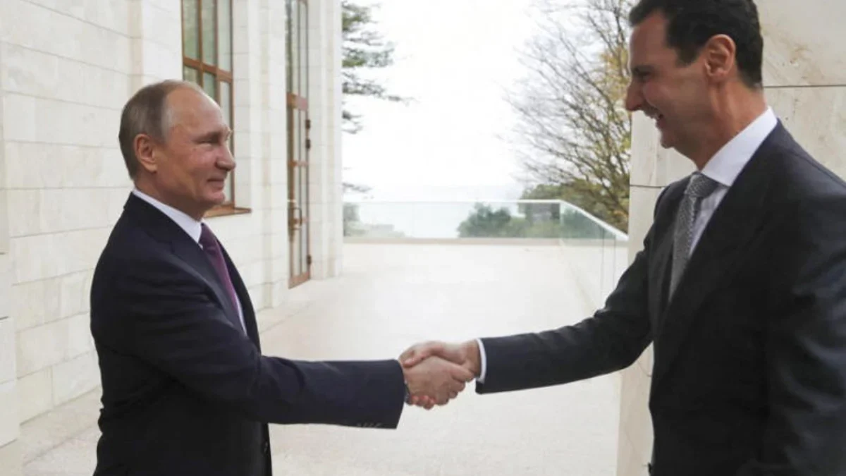 Vladimir Putin (kiri) dan Bashar al Assad. © Mikhail Klimentyev, Kremlin Pool Photo via AP